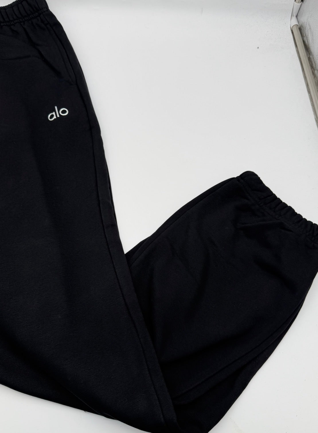 ALO Yoga Accolade Cuffed Sweatpants - Black | Men's