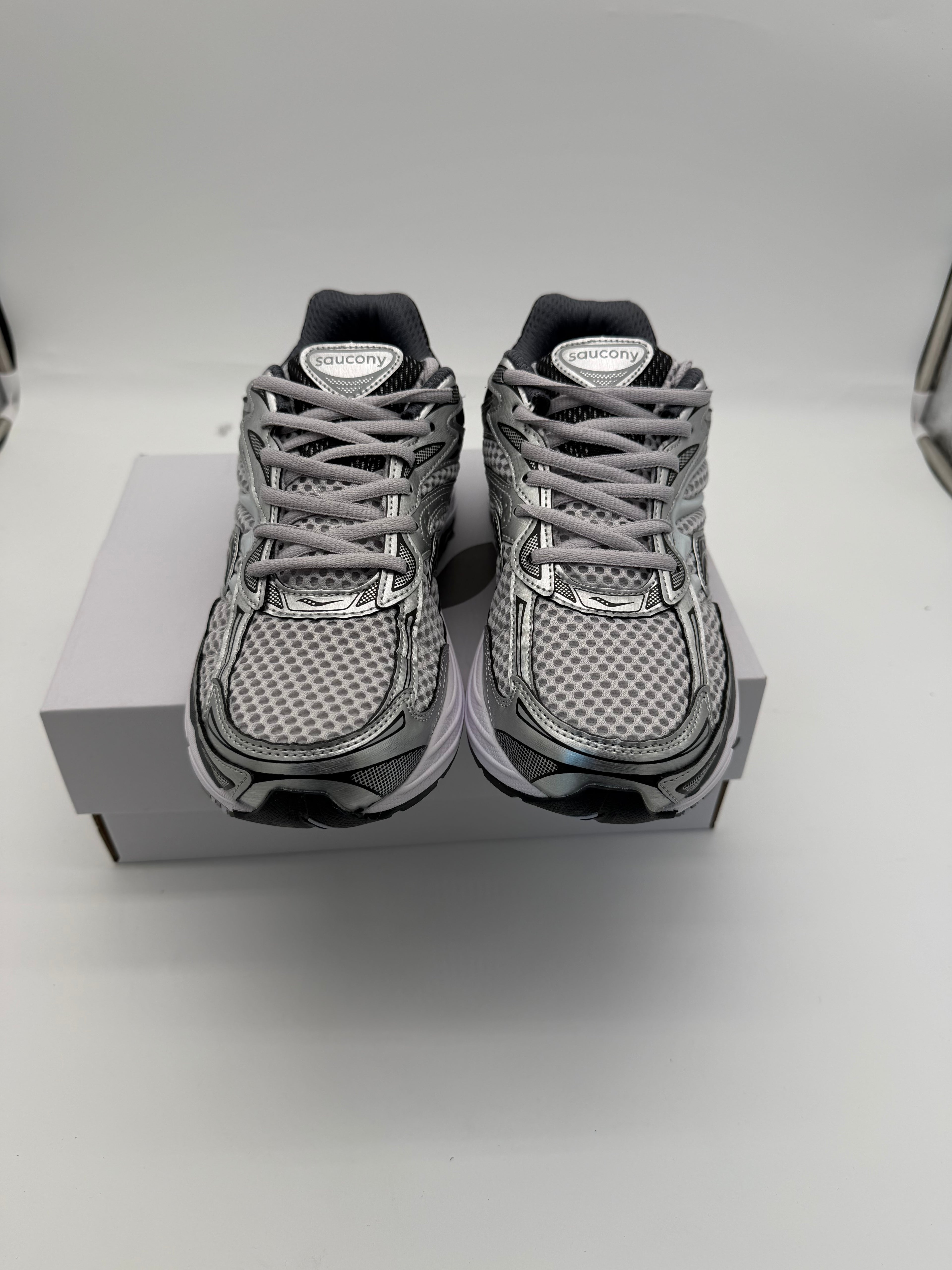 Saucony ProGrid Omni 9 - White / Grey