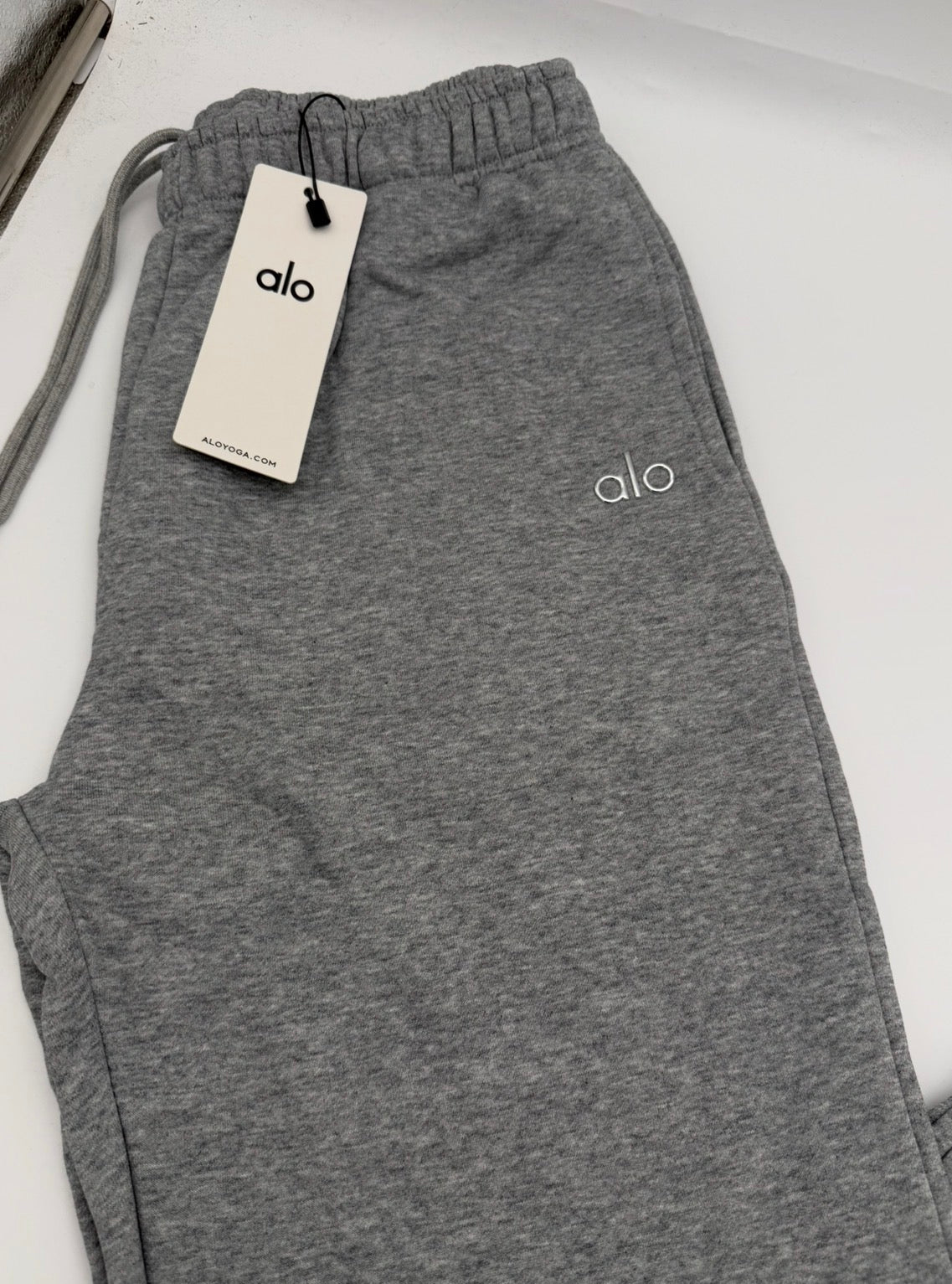 ALO Yoga Accolade Cuffed Sweatpants - Grey | Men's