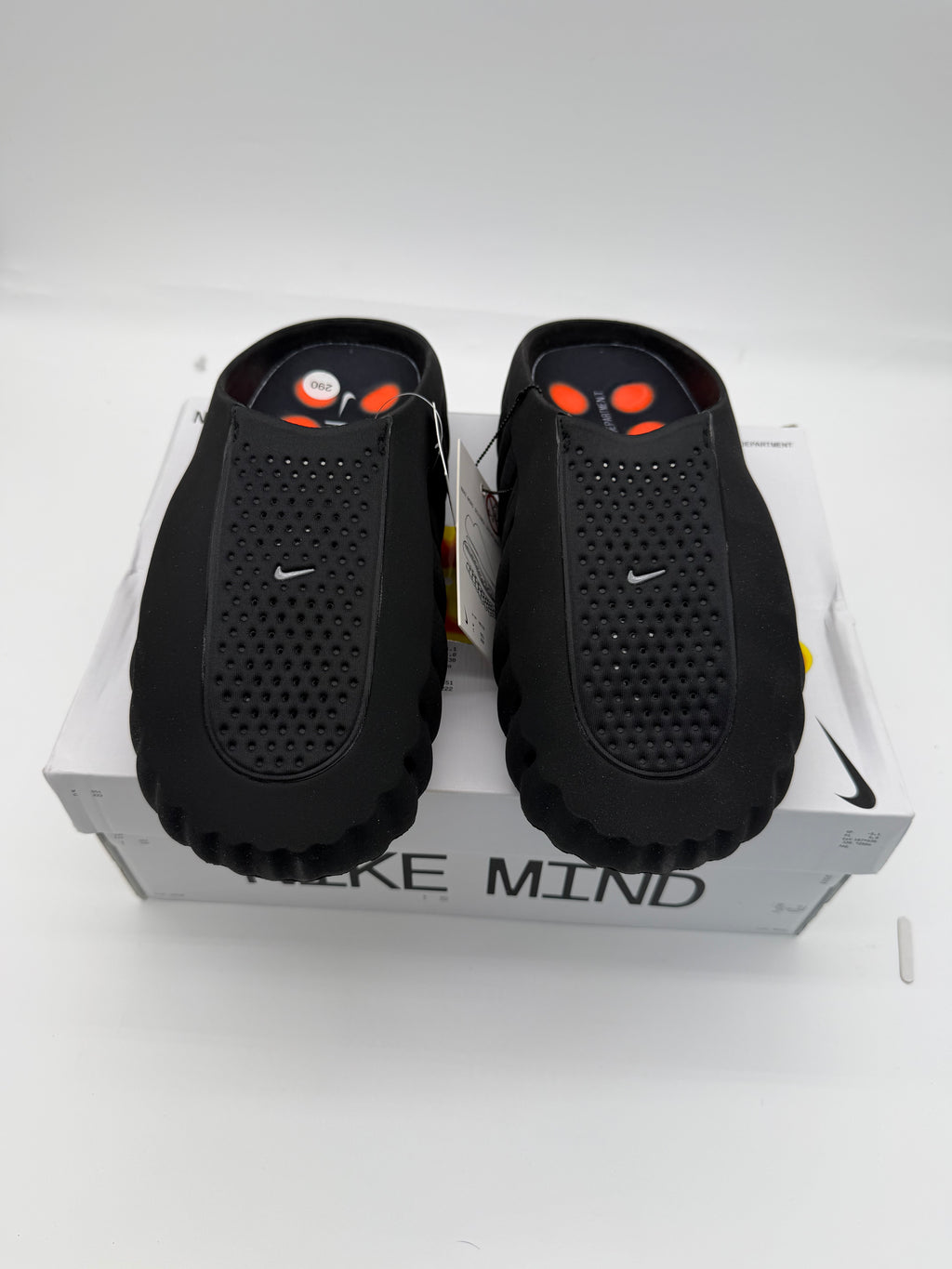 Nike Mind - Black / Chrome Hyper Crimson