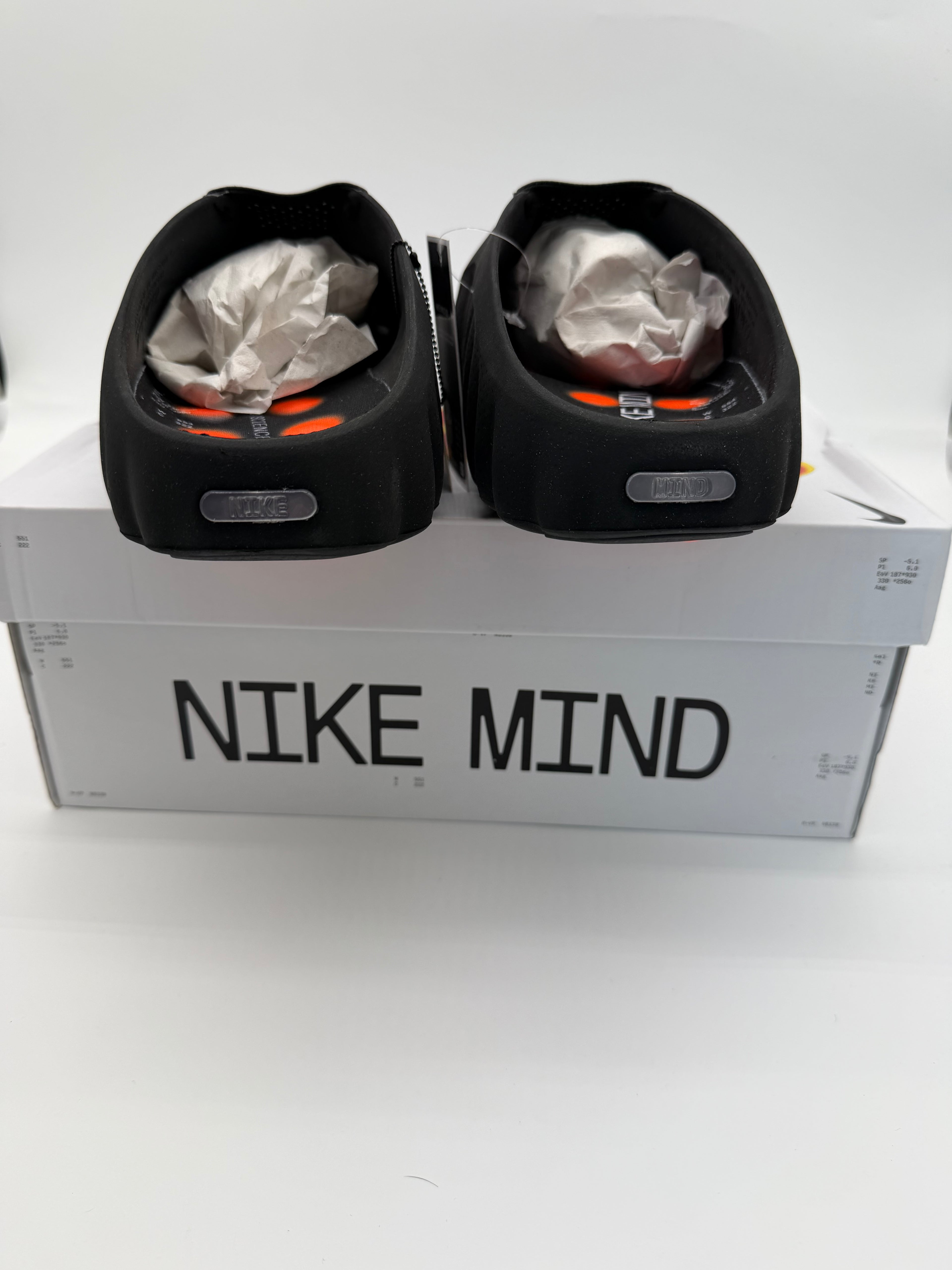 Nike Mind - Black / Chrome Hyper Crimson