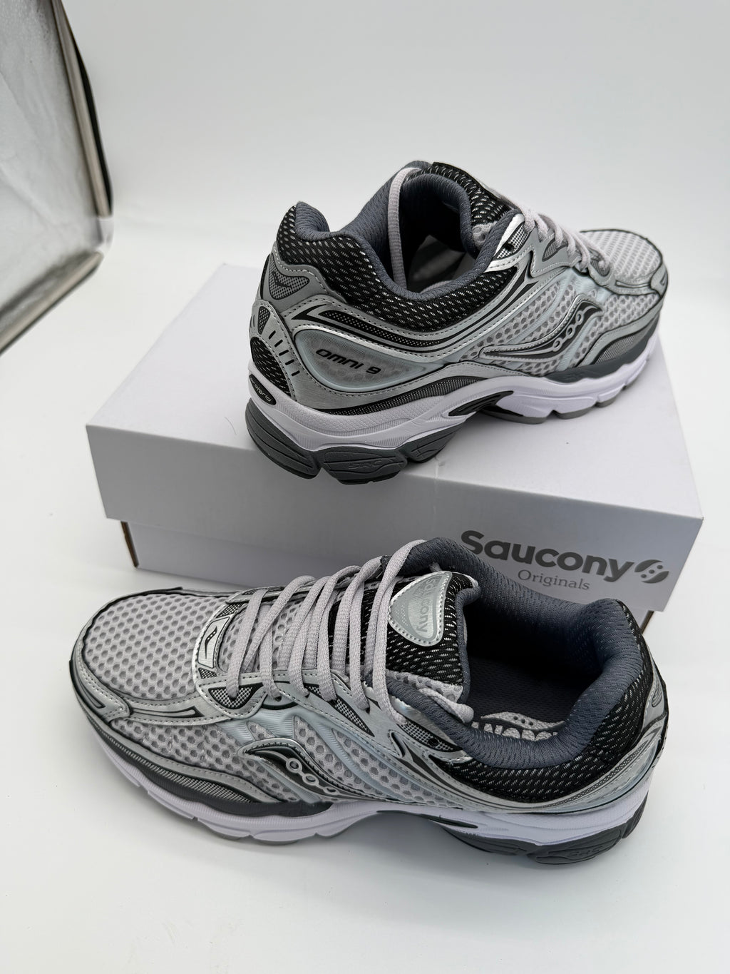 Saucony ProGrid Omni 9 - White / Grey