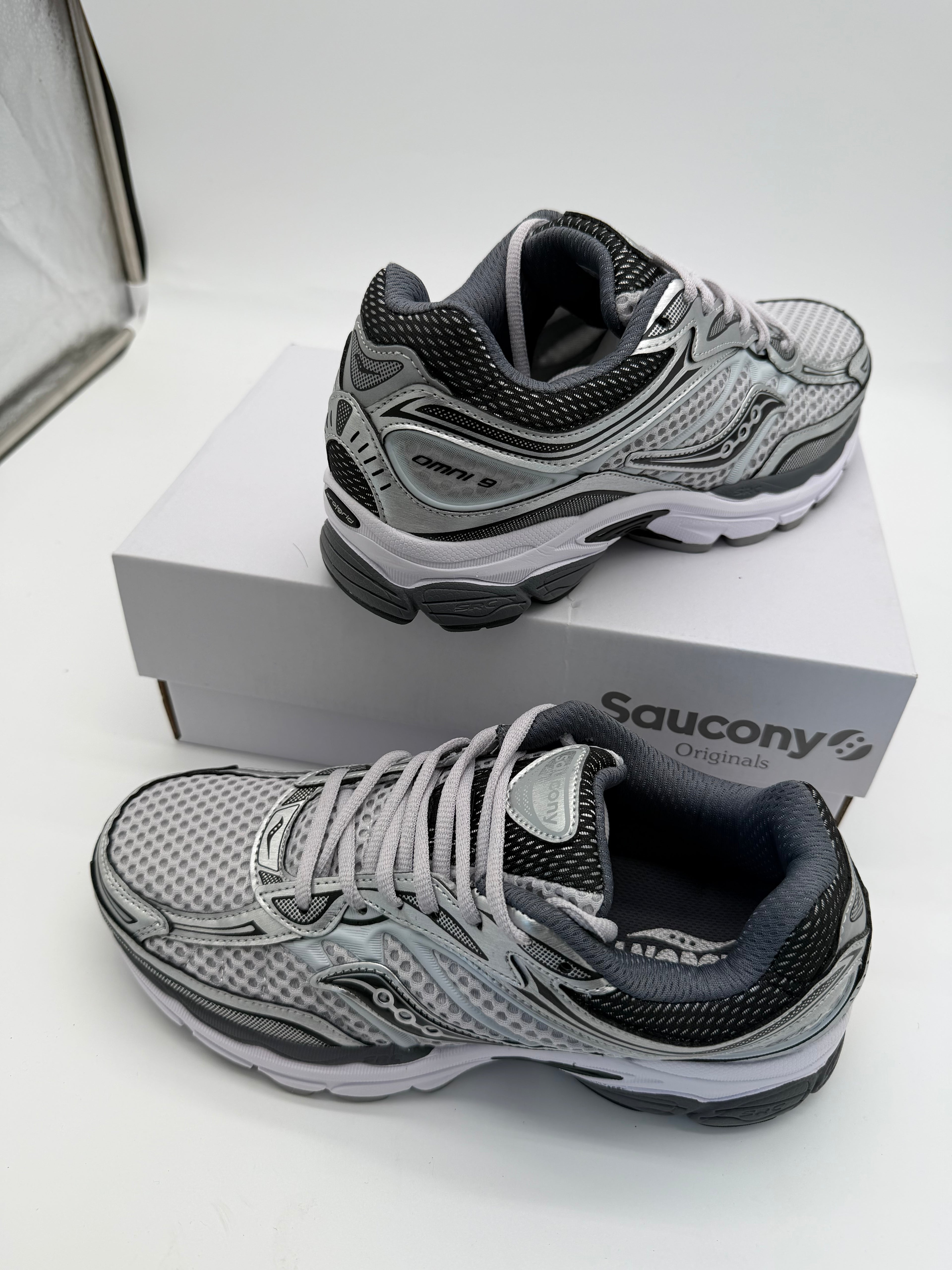 Saucony ProGrid Omni 9 - White / Grey