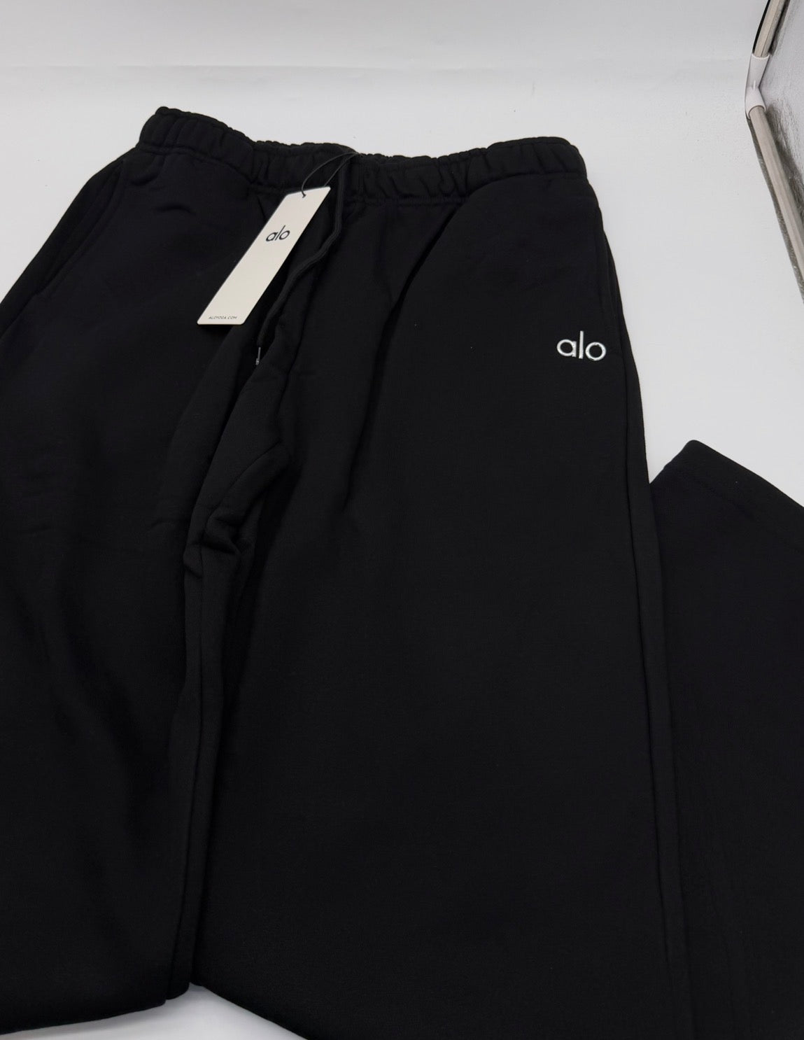 ALO Yoga Accolade Straight Leg Sweatpants - Black | Men's