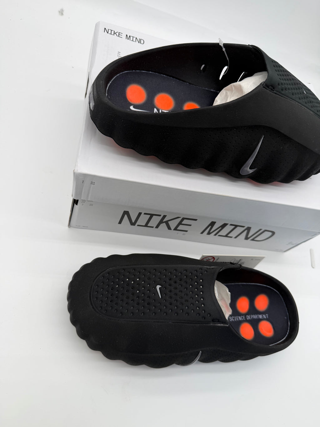 Nike Mind - Black / Chrome Hyper Crimson