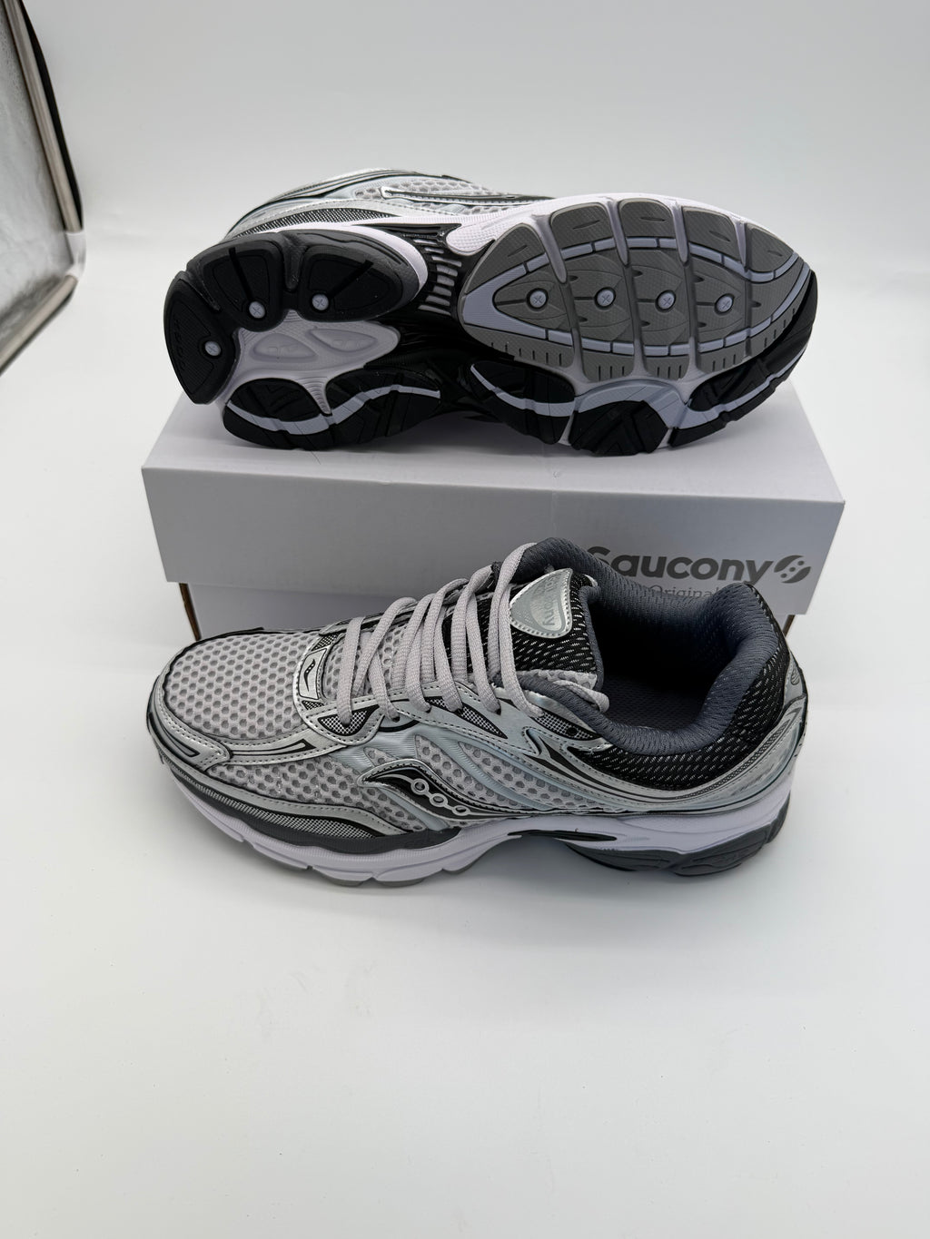 Saucony ProGrid Omni 9 - White / Grey