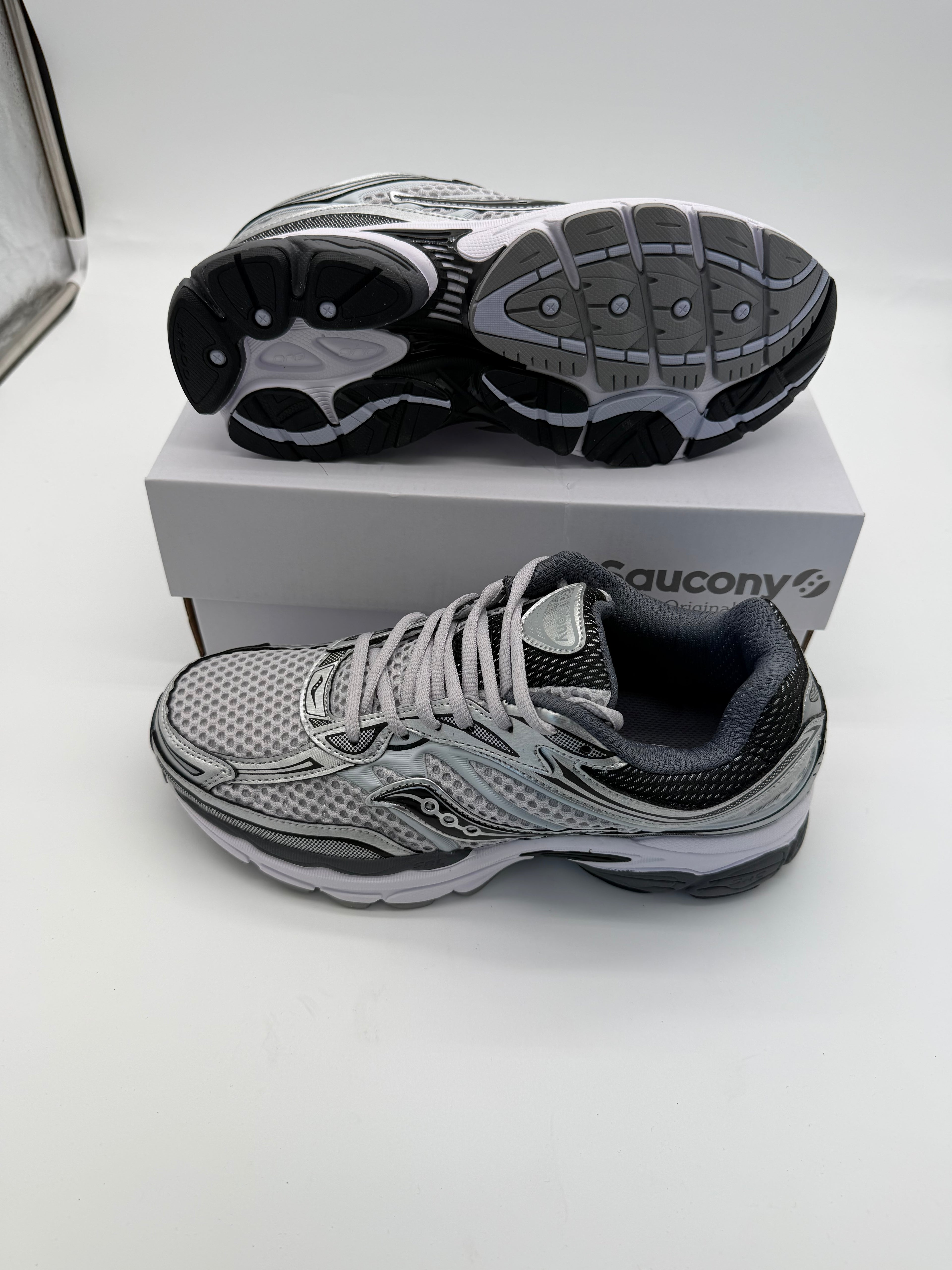 Saucony ProGrid Omni 9 - White / Grey