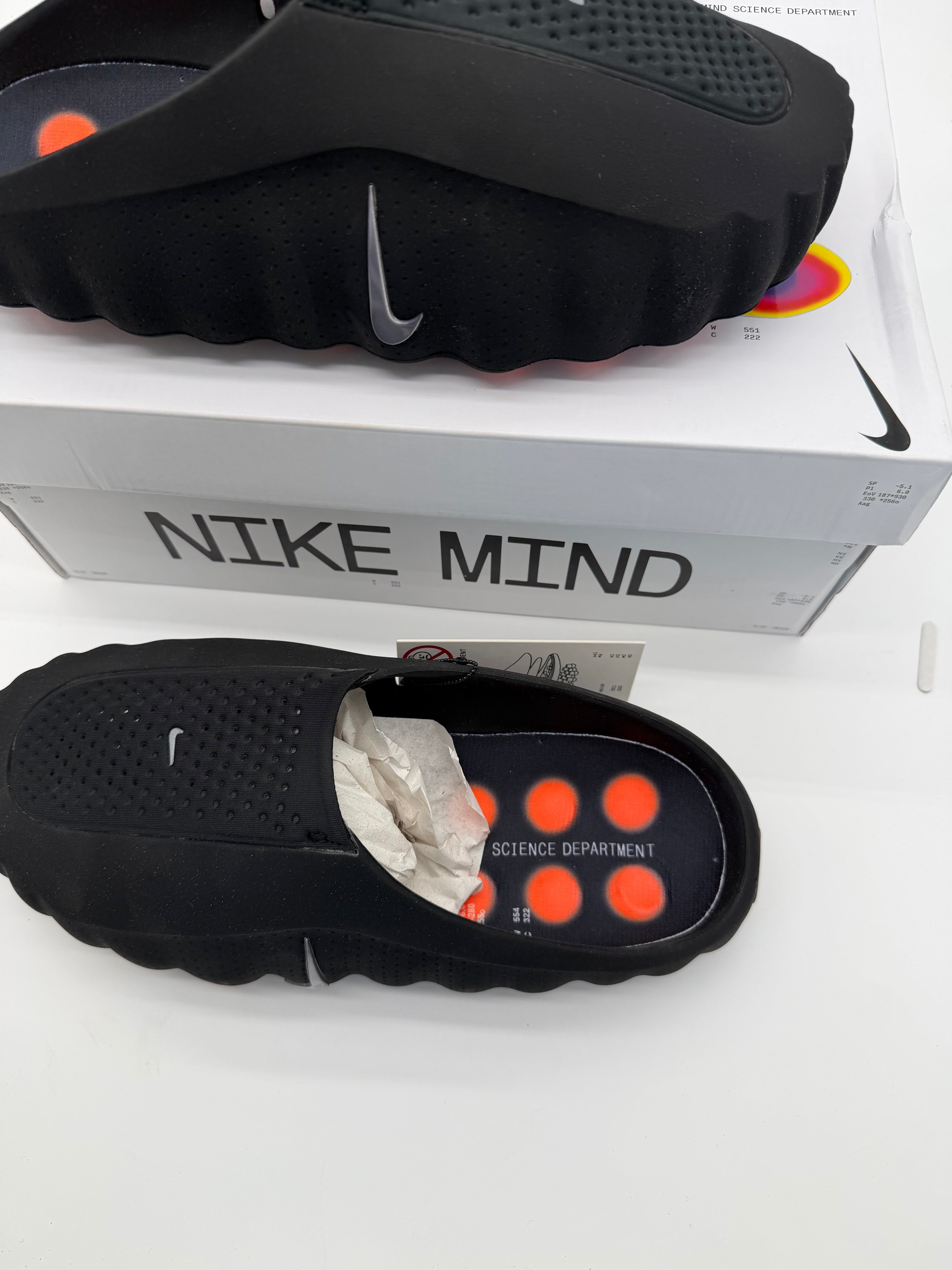 Nike Mind - Black / Chrome Hyper Crimson