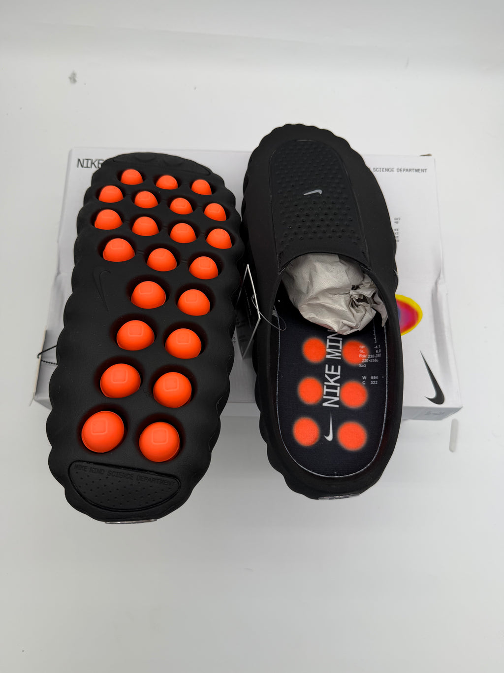 Nike Mind - Black / Chrome Hyper Crimson
