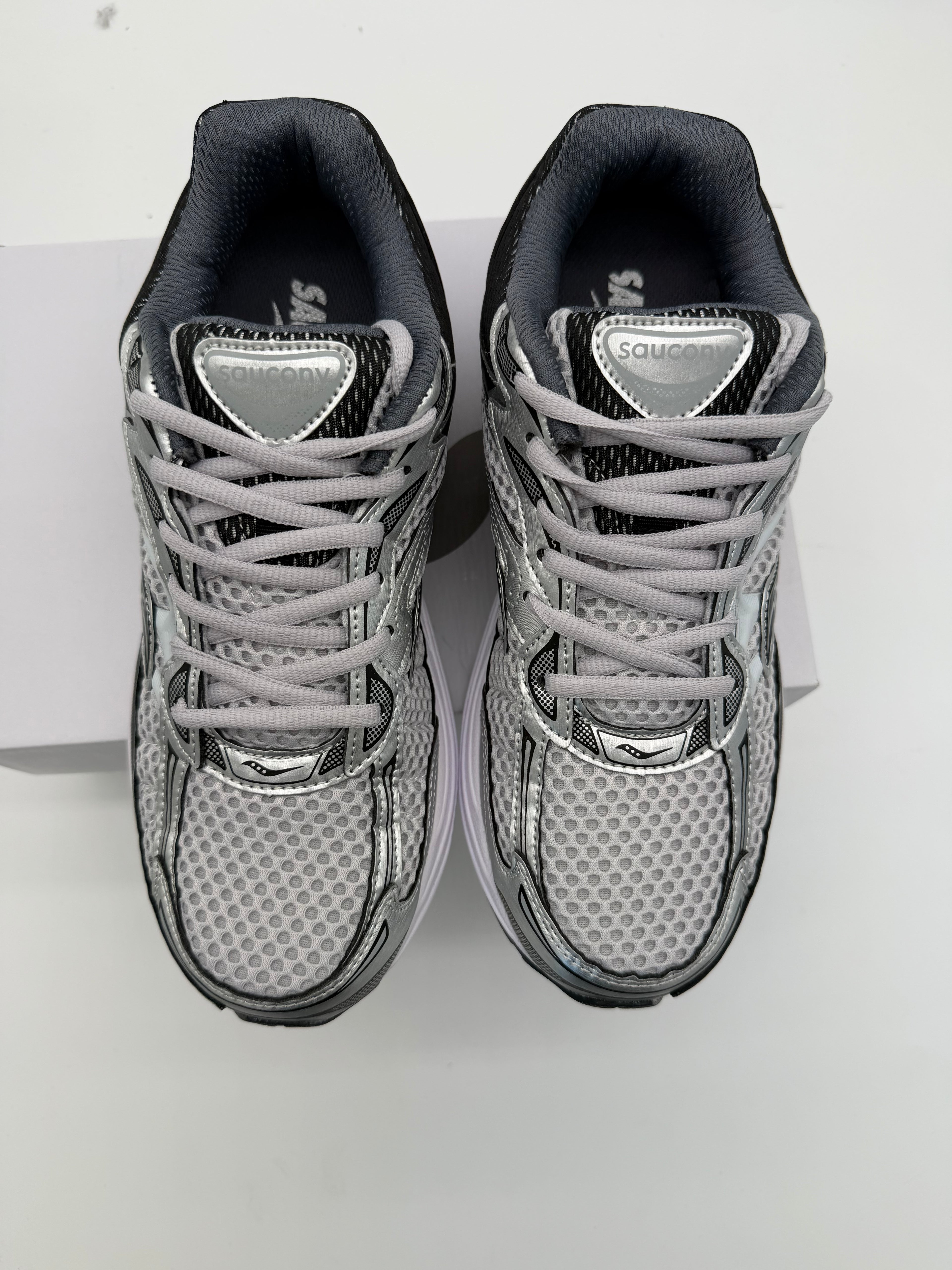 Saucony ProGrid Omni 9 - White / Grey