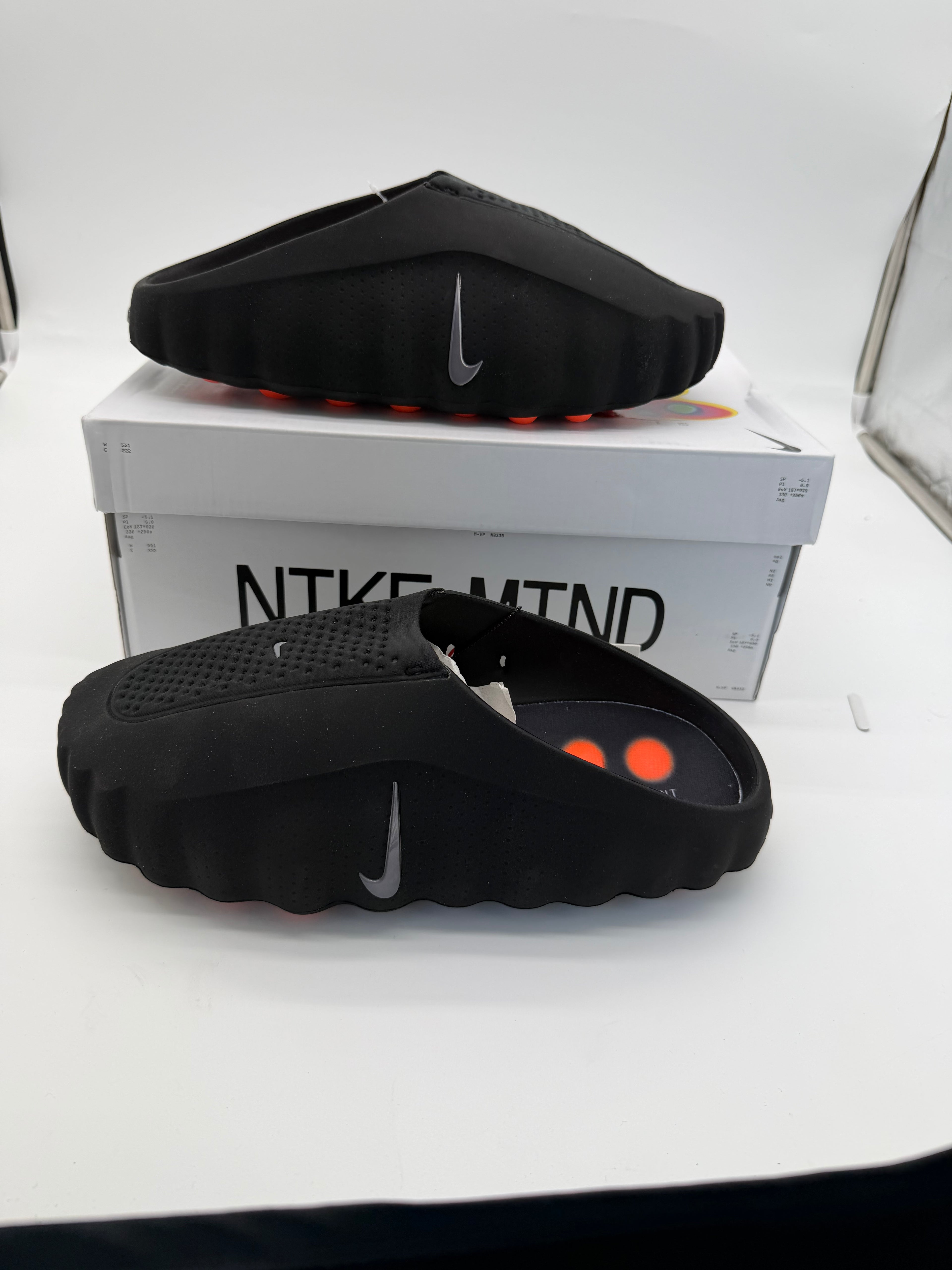 Nike Mind - Black / Chrome Hyper Crimson