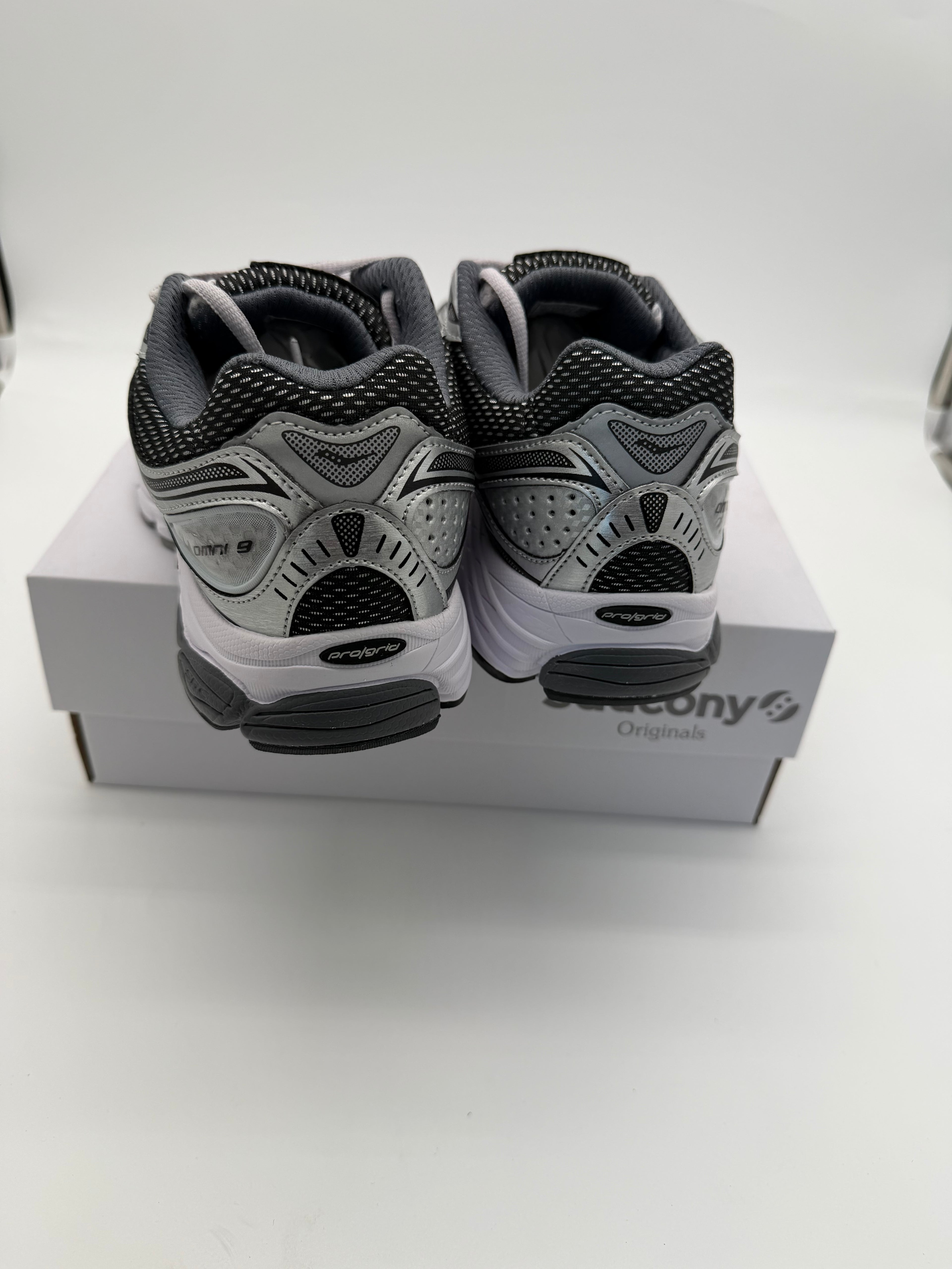 Saucony ProGrid Omni 9 - White / Grey