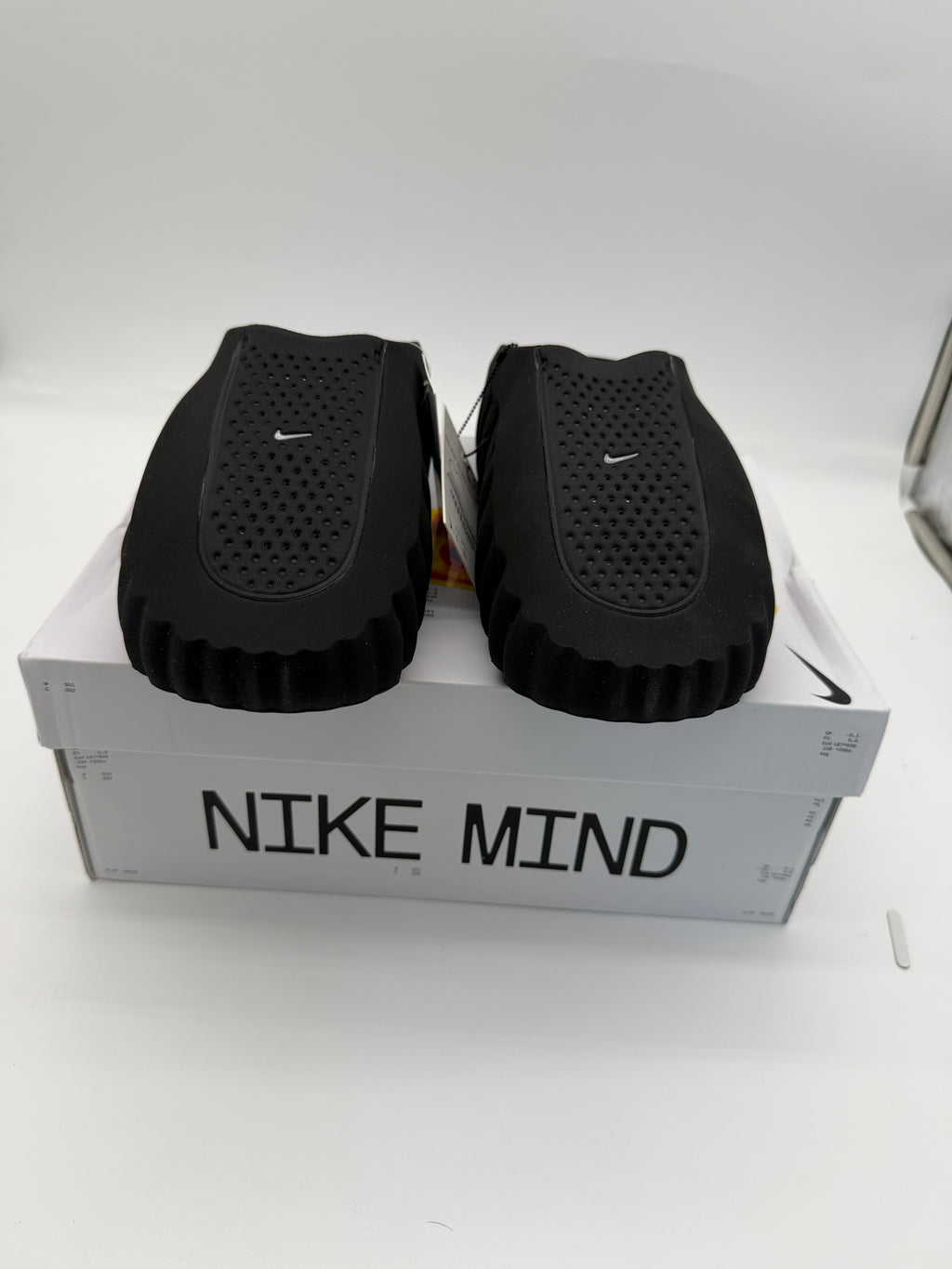 Nike Mind - Black / Chrome Hyper Crimson