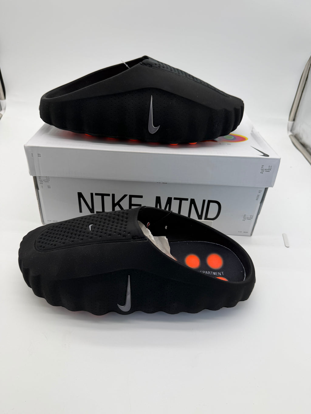 Nike Mind - Black / Chrome Hyper Crimson