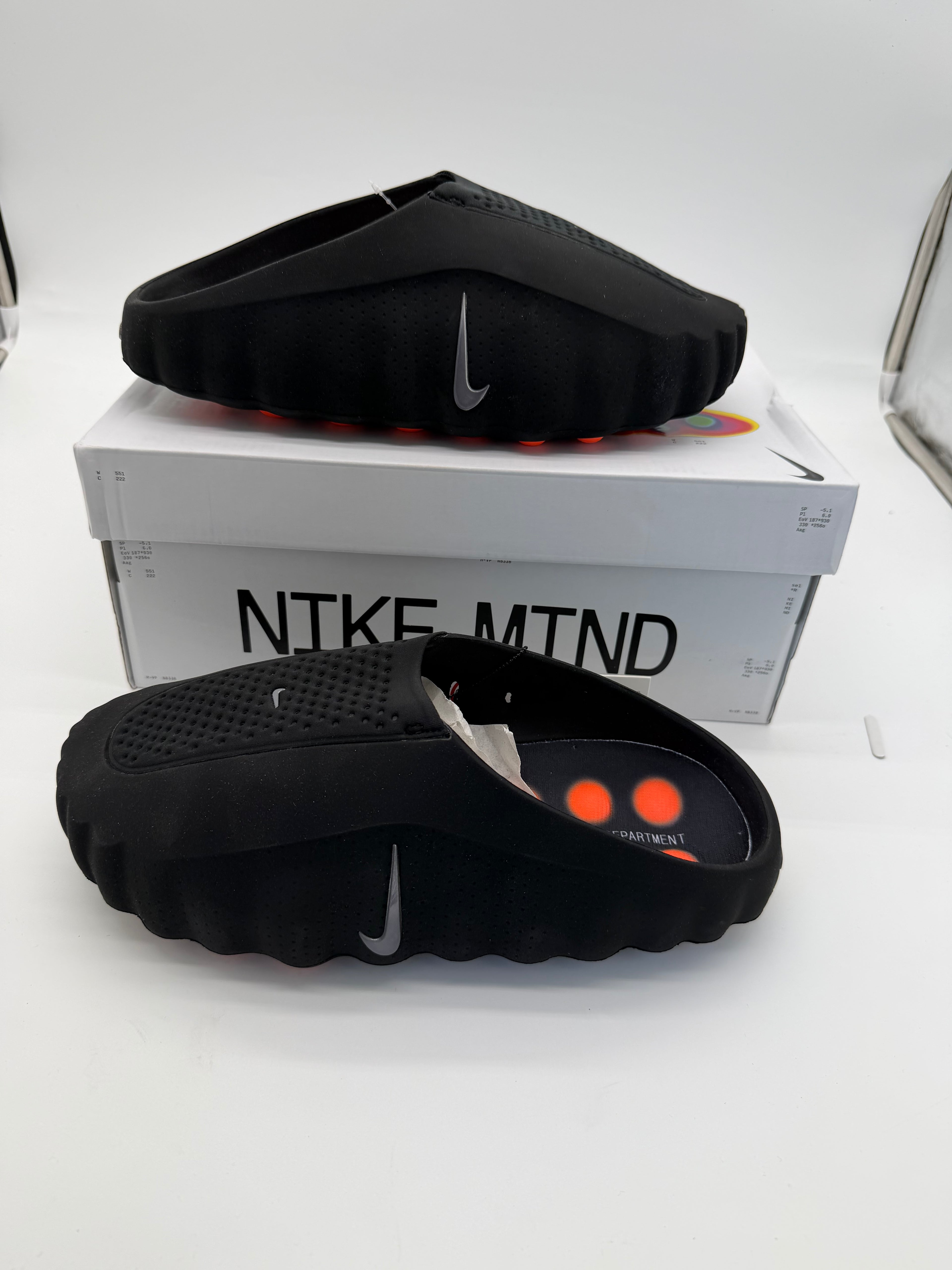 Nike Mind - Black / Chrome Hyper Crimson