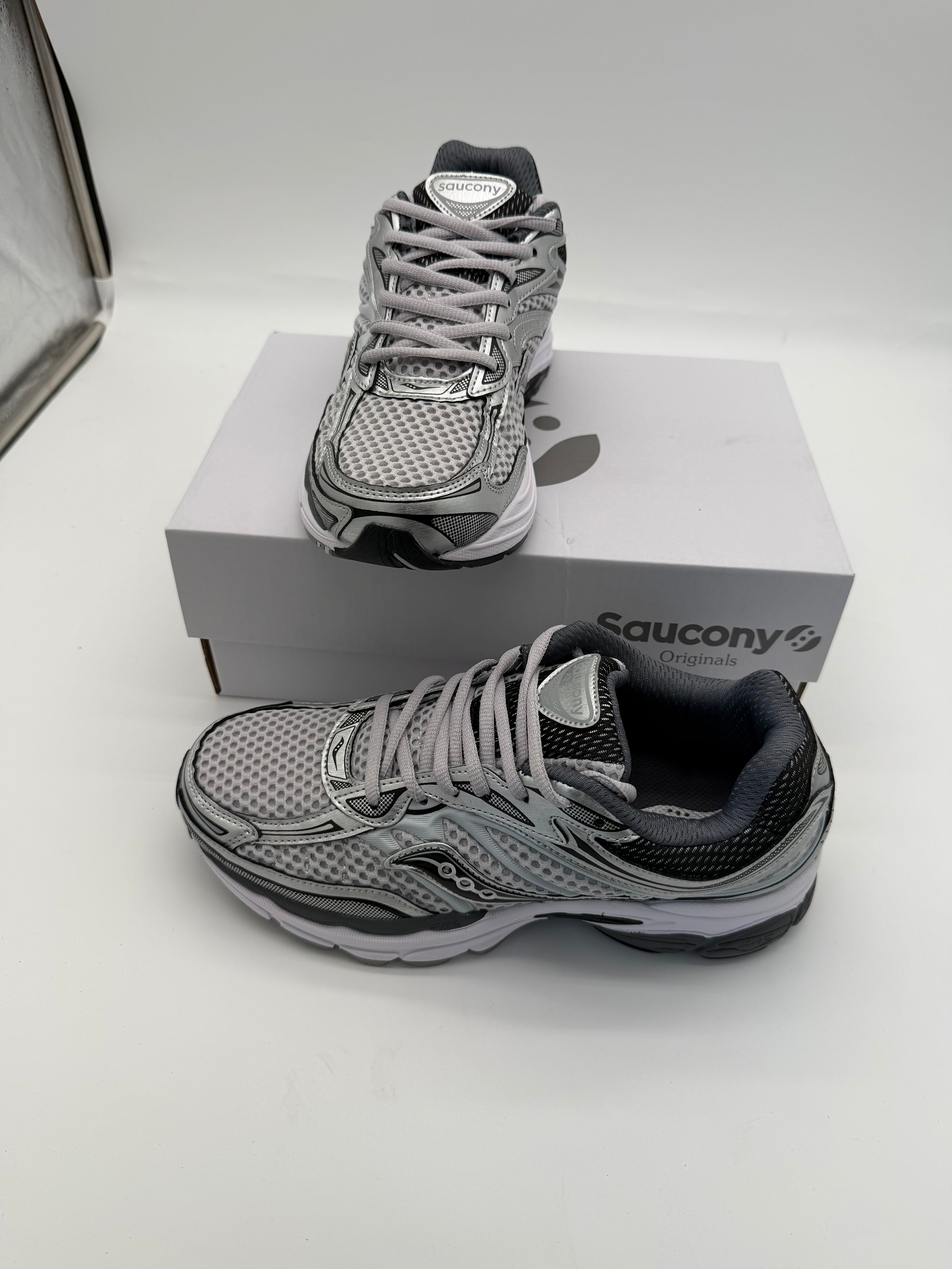 Saucony ProGrid Omni 9 - White / Grey