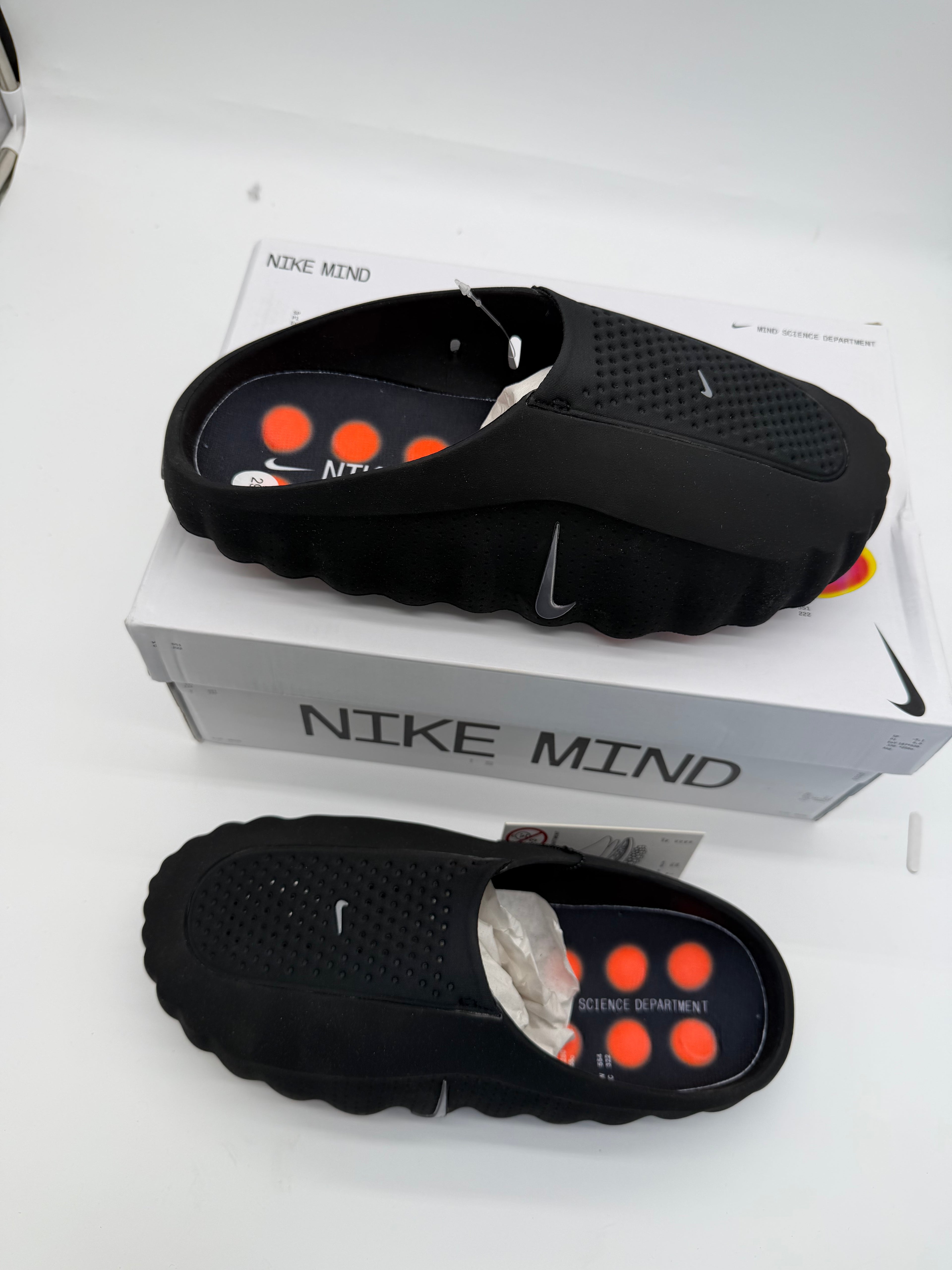 Nike Mind - Black / Chrome Hyper Crimson