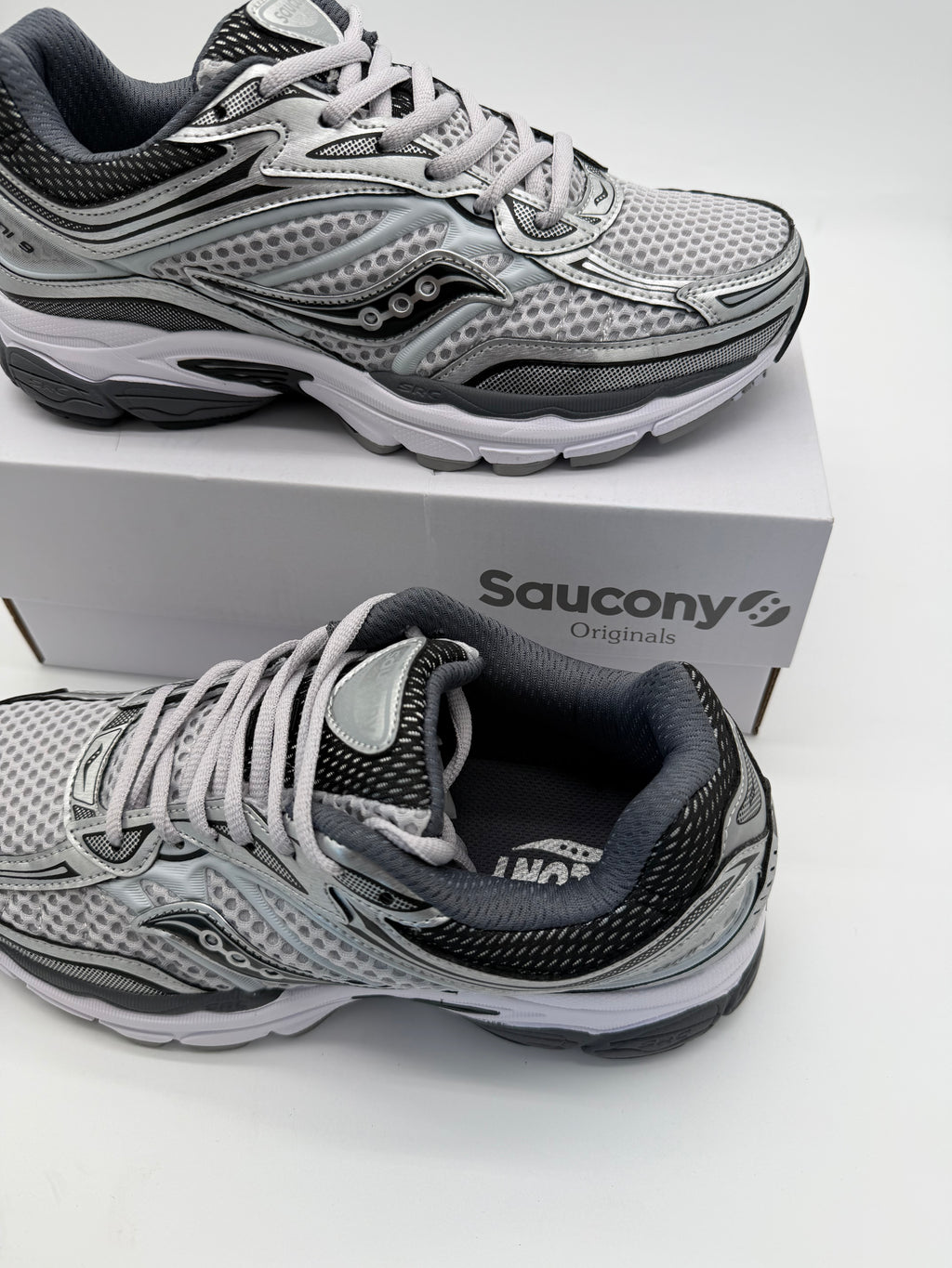 Saucony ProGrid Omni 9 - White / Grey
