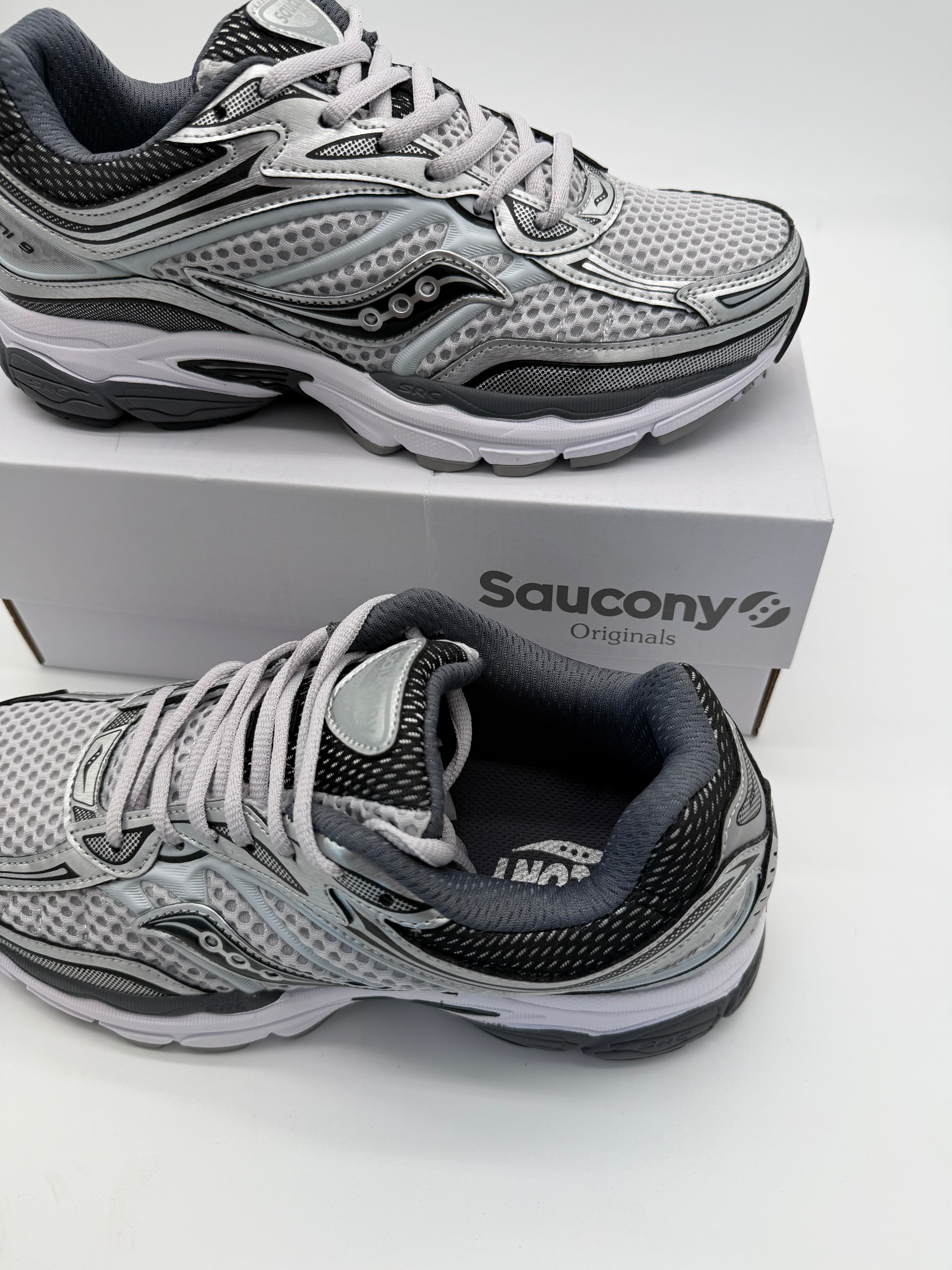 Saucony ProGrid Omni 9 - White / Grey