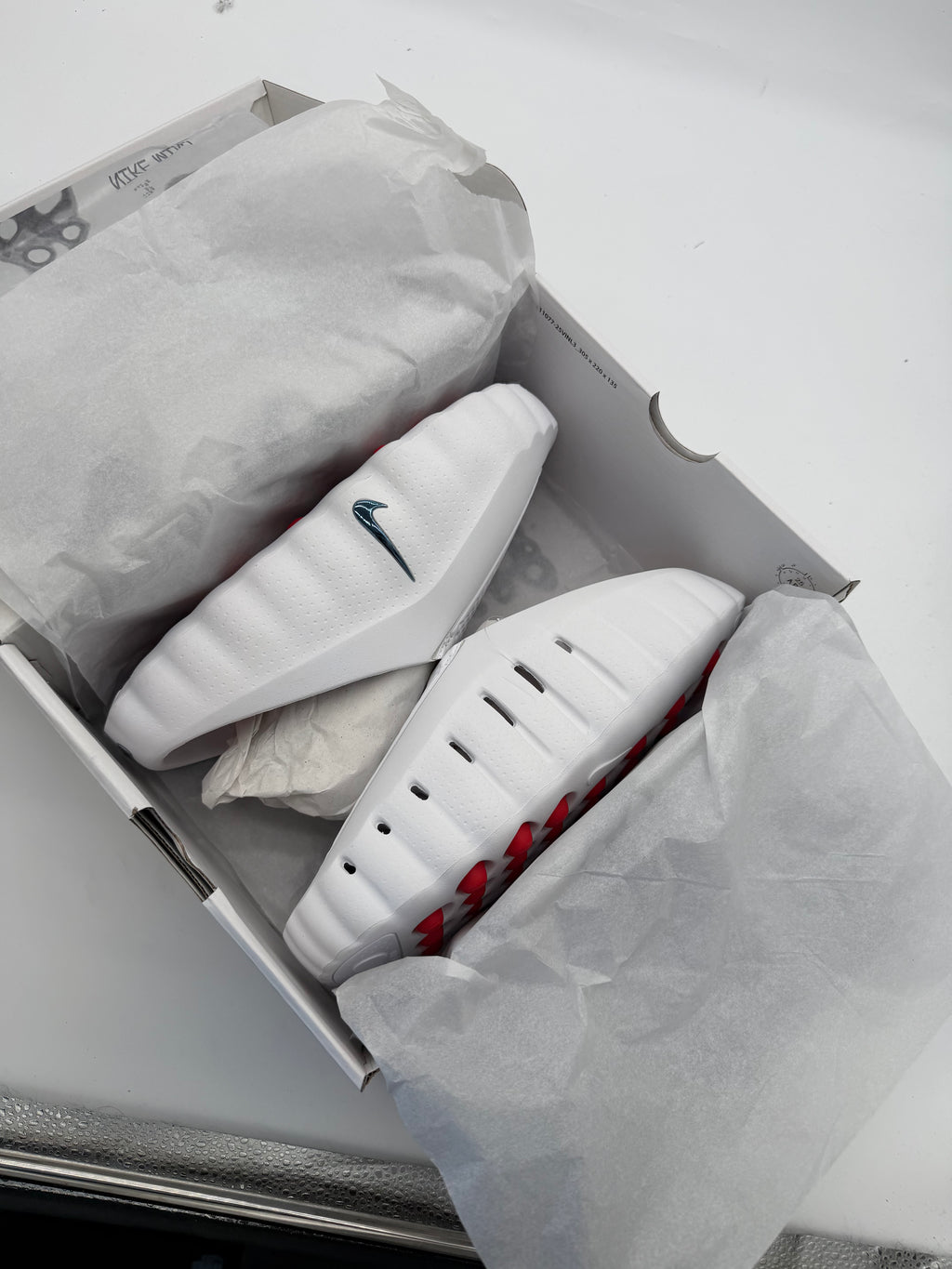 Nike Mind - White / Obsidian Speed Red