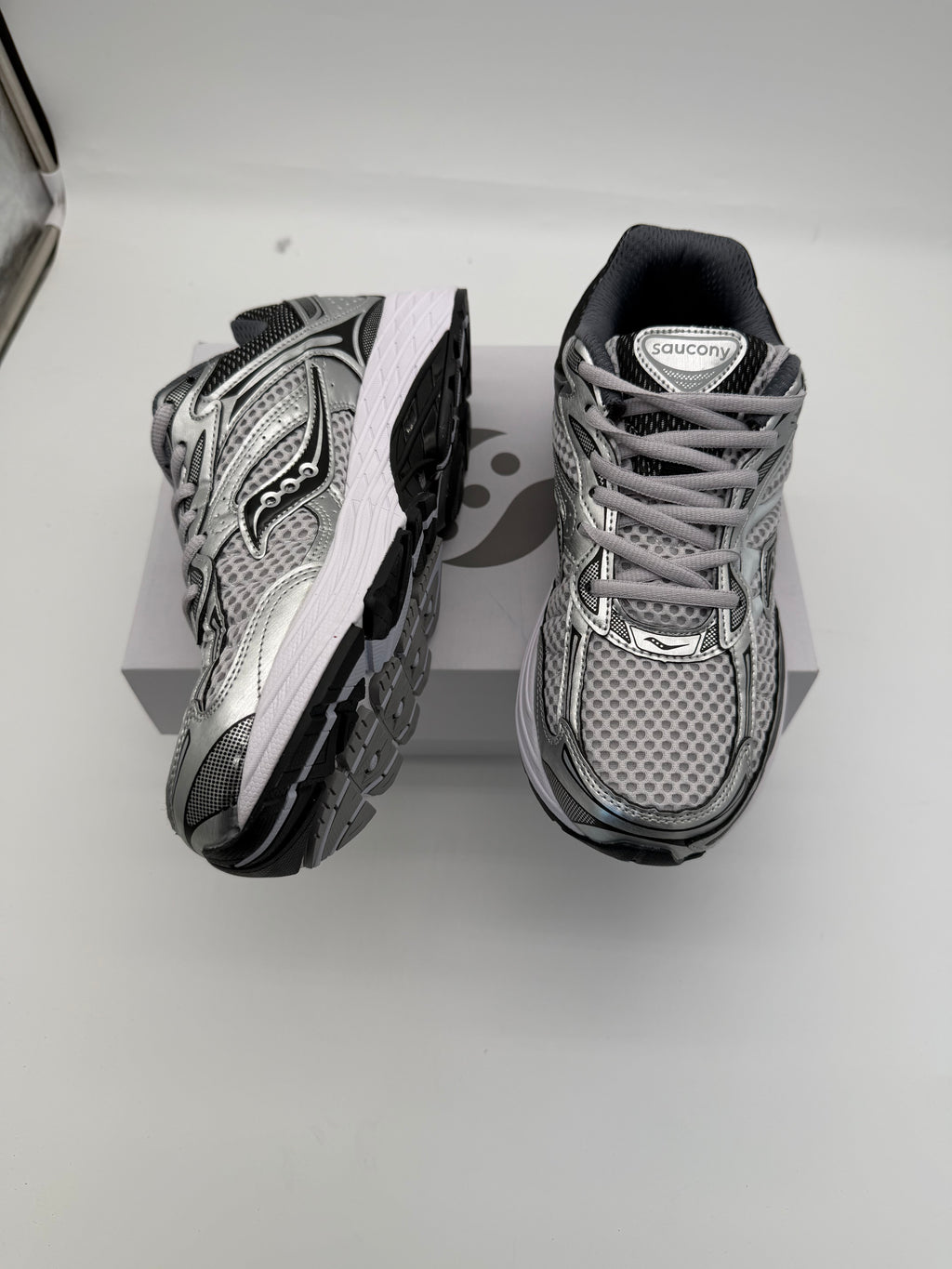 Saucony ProGrid Omni 9 - White / Grey