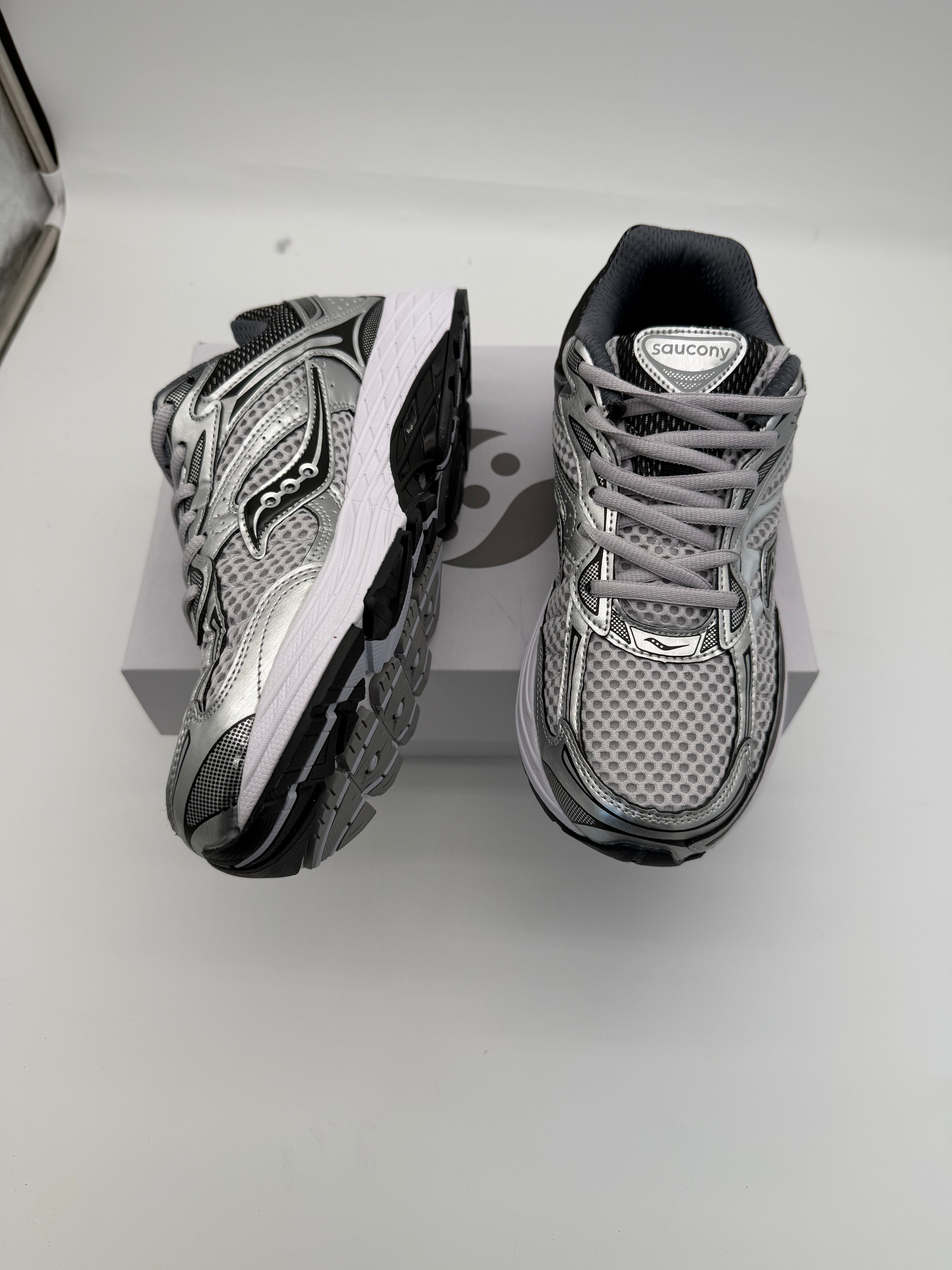 Saucony ProGrid Omni 9 - White / Grey